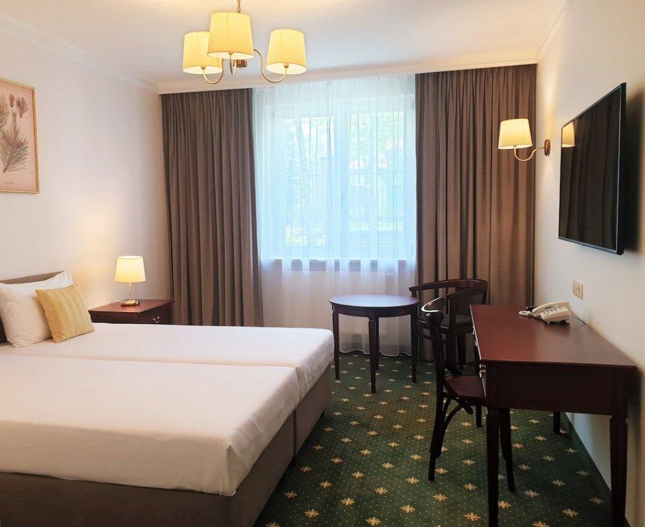 Klub Sosnowy Hotel Varsó Kültér fotó